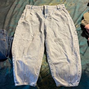 Retro 90’s style tapered baggy jeans